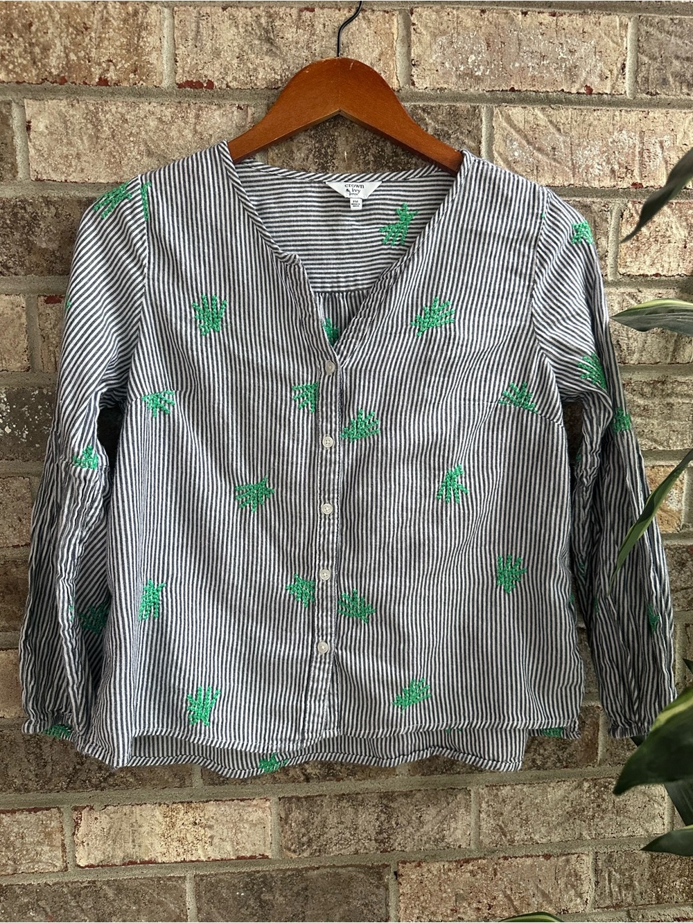 Preppy crown & ivy Gray White Striped Button-Up blouse Green Embroidery Petite M
